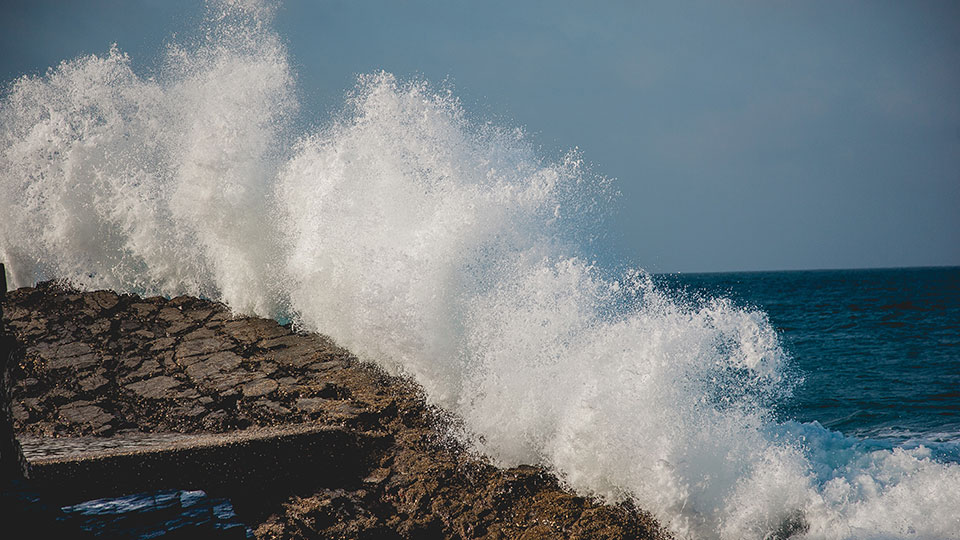 Energía undimotriz - Olas golpeando contras las rocas